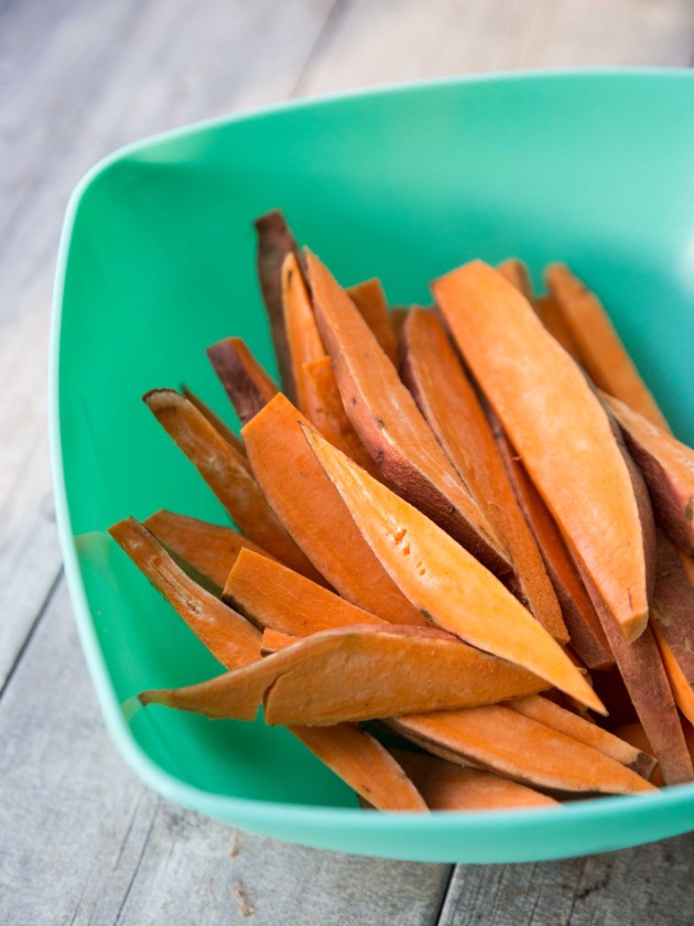 Sweet Potato Fry Nachos // healthy, veggie packed #vegan and #gluten free mexican-inspired meal!