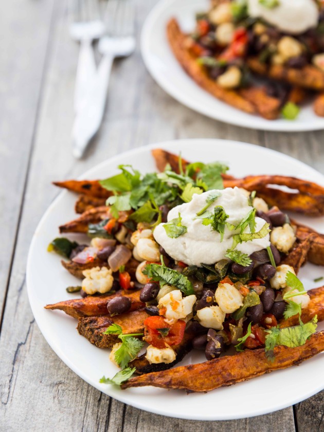 Sweet Potato Fry Nachos // healthy, veggie packed #vegan and #gluten free mexican-inspired meal!
