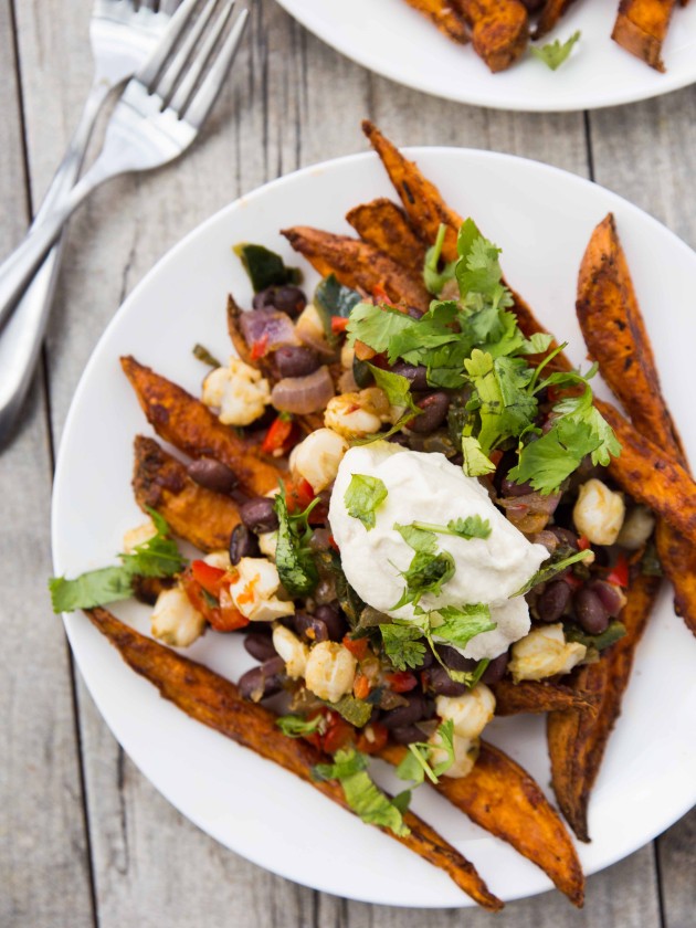 Sweet Potato Fry Nachos // healthy, veggie packed #vegan and #gluten free mexican-inspired meal!