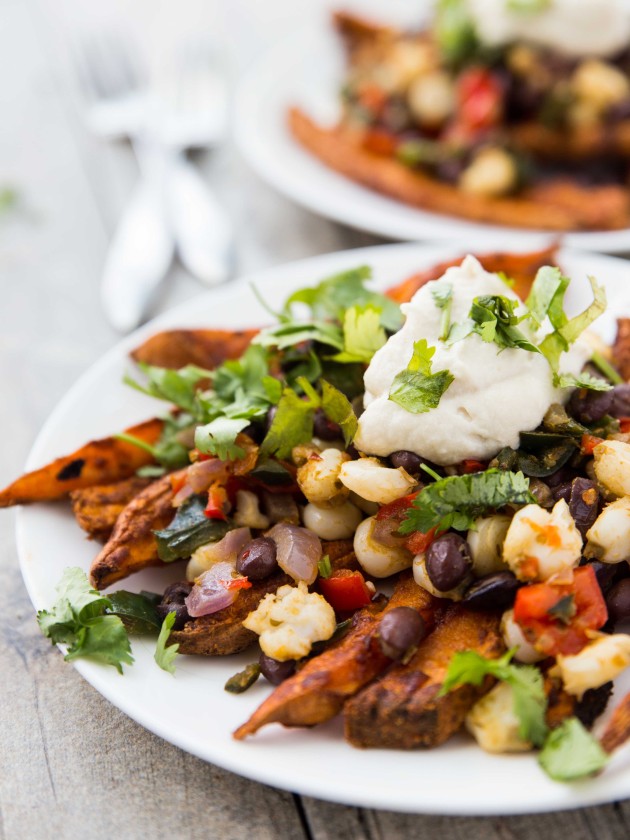 Sweet Potato Fry Nachos // healthy, veggie packed #vegan and #gluten free mexican-inspired meal!