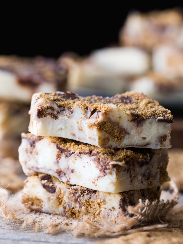 Easy White Chocolate S'more Fudge - Creamy and rich white chocolate fudge with all the s'more flavor you want, and ridiculously simple!