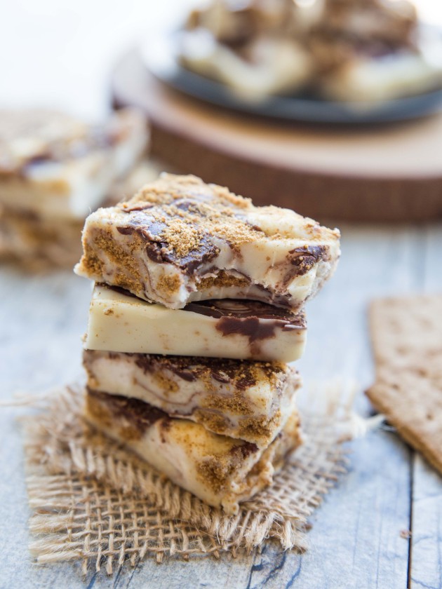 Easy White Chocolate S'more Fudge - Creamy and rich white chocolate fudge with all the s'more flavor you want, and ridiculously simple!