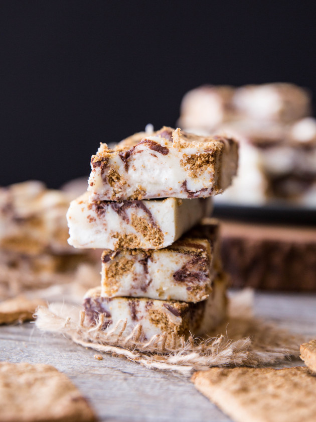 Easy White Chocolate S'more Fudge - Creamy and rich white chocolate fudge with all the s'more flavor you want, and ridiculously simple!