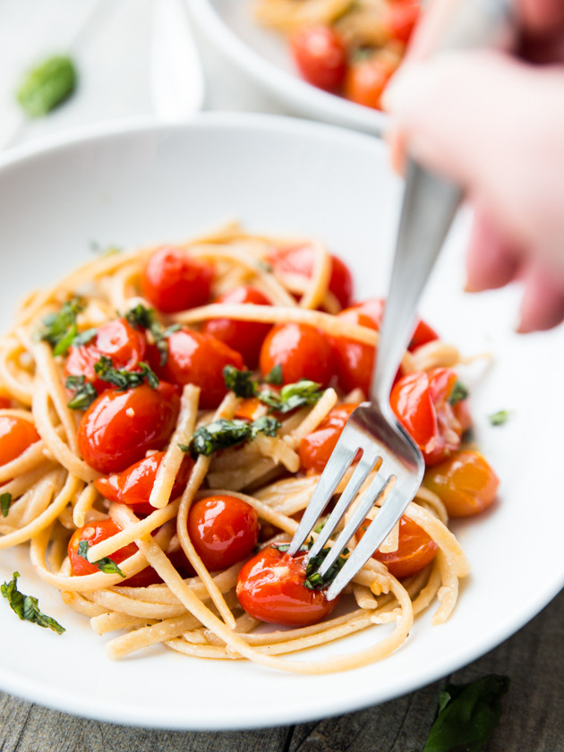 Easy Garlic Butter Cherry Tomato Linguine - a quick, luxurious weeknight meal!