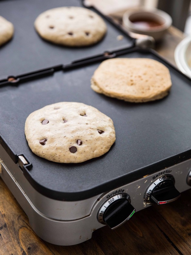 Super Vanilla Whole Wheat Pancakes - simple, naturally sweetened whole wheat pancakes infused with flavor from vanilla almond milk and vanilla beans! #vegan