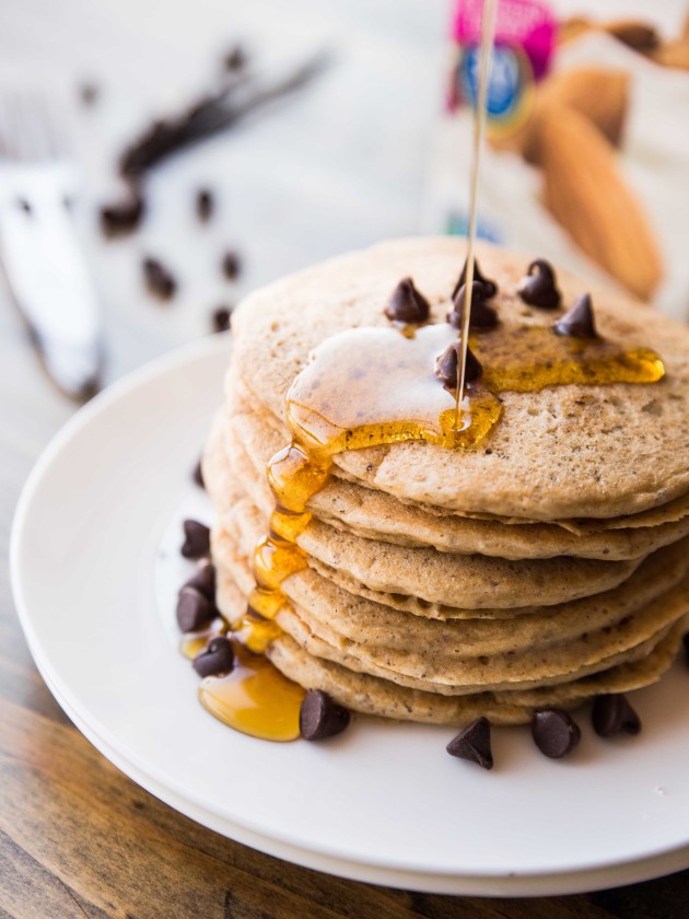 Super Vanilla Whole Wheat Pancakes - simple, naturally sweetened whole wheat pancakes infused with flavor from vanilla almond milk and vanilla beans! #vegan