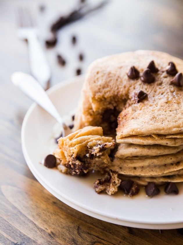 Super Vanilla Whole Wheat Pancakes - simple, naturally sweetened whole wheat pancakes infused with flavor from vanilla almond milk and vanilla beans! #vegan