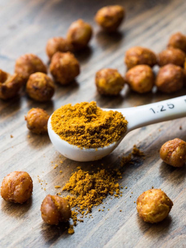 Crispy Curry Roasted Chickpeas - crunchy, spicy, savory HEALTHY snacking!