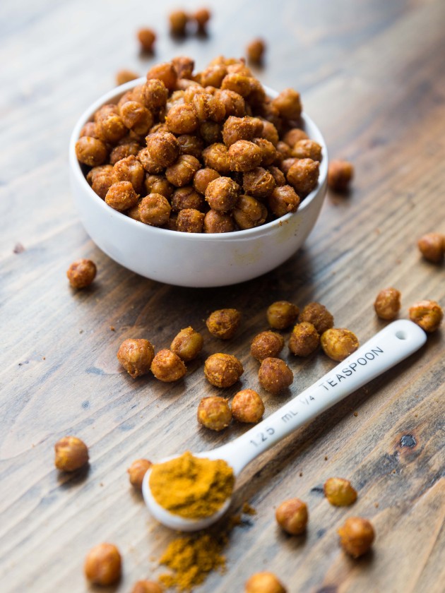 Crispy Curry Roasted Chickpeas - crunchy, spicy, savory HEALTHY snacking!