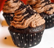 Dirt Cake Stuffed Chocolate Cupcakes // @veggiebeastblog