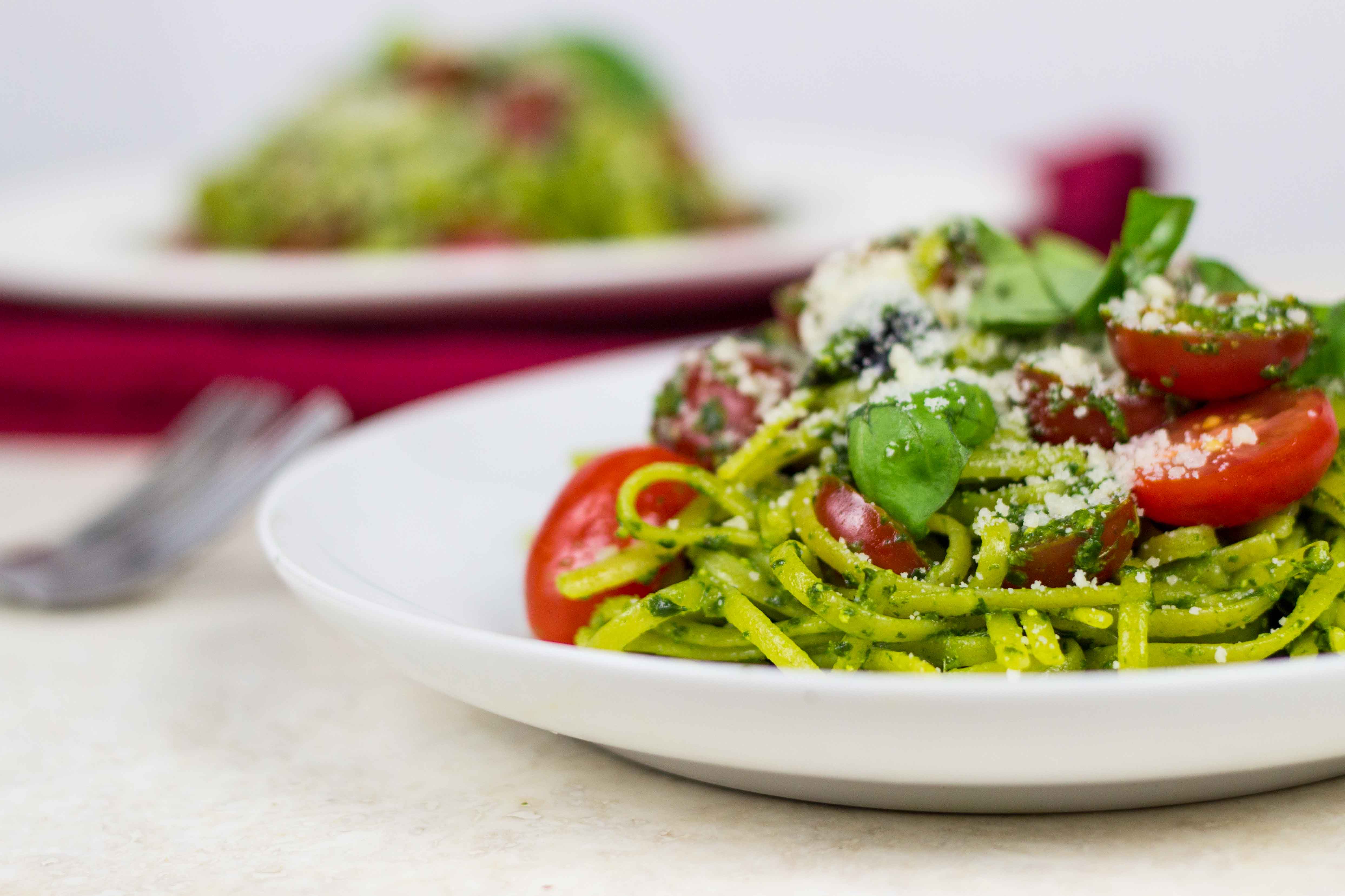 Kale Pesto and Tomato Linguine // @veggiebeastblog