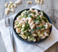 Creamy Roasted Garlic, Broccoli and Leek Pasta // veggieandthebeastfeast.com