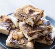 Easy White Chocolate S'more Fudge - Creamy and rich white chocolate fudge with all the s'more flavor you want, and ridiculously simple!